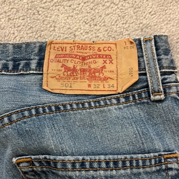 levi’s medium wash jeans. width: 32 length: 34 - Picture 4 of 4